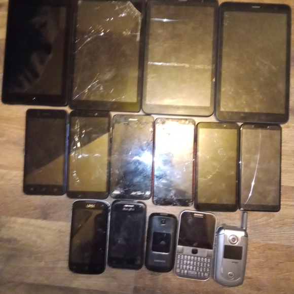 15 broken phones/tablets - Picture 4 of 4